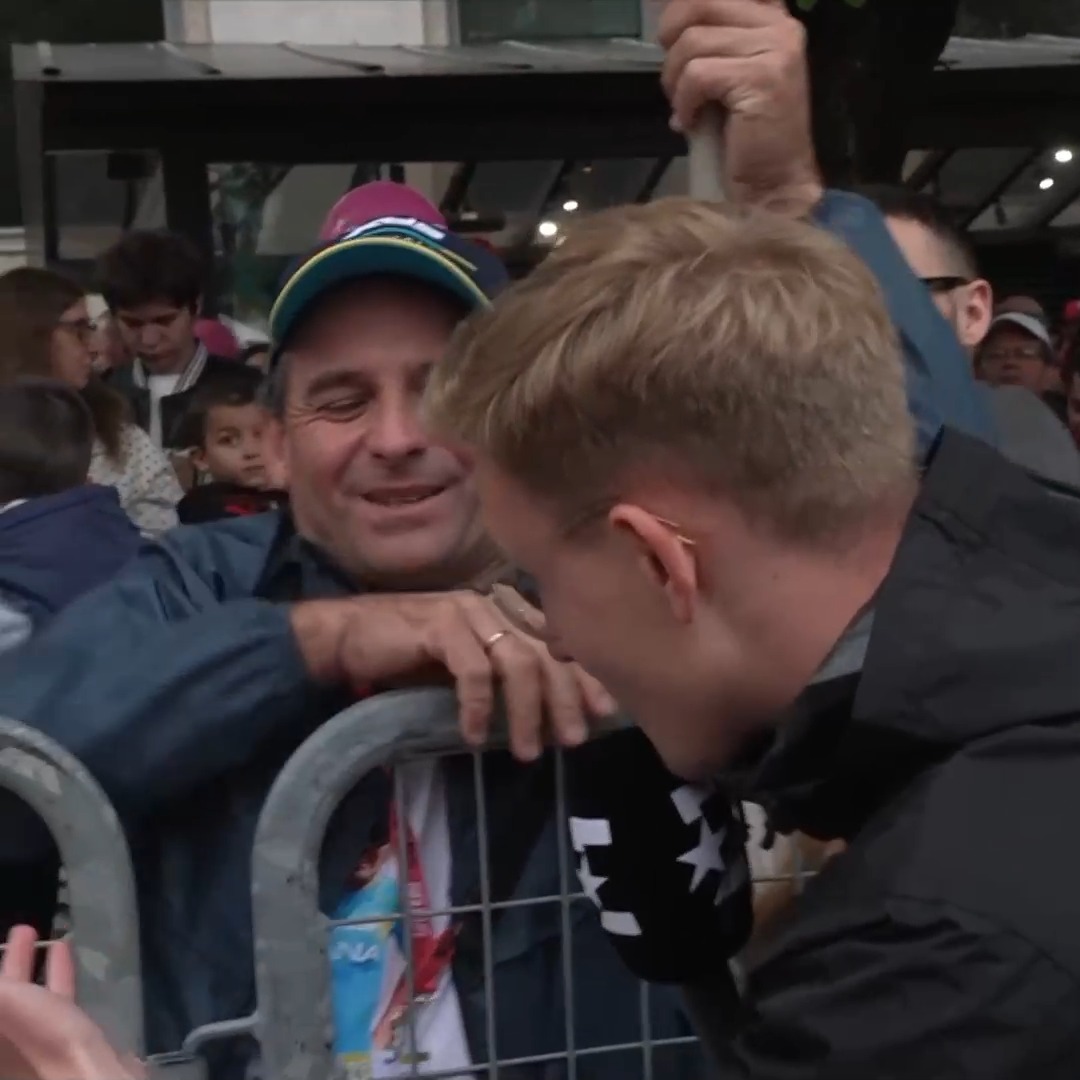 🇺🇾🩷 De Uruguay para el Giro y todo el mundo. 🥹 La emoción del padre de Thomas Silva, junto a Anders Mielke, tras la victoria de su hijo en el #GirodItalia y ese momento en el que se enfundaba la 'maglia rosa' #LaCasadelCiclismo