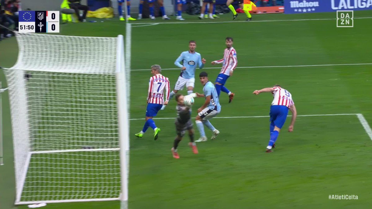 Pudo ser el golazo de la jornada... ¡PERO APARECIÓ RADU! 🤯 El paradón del portero del Celta al taconazo de Sorloth 😯 #LALIGAenDAZN ⚽