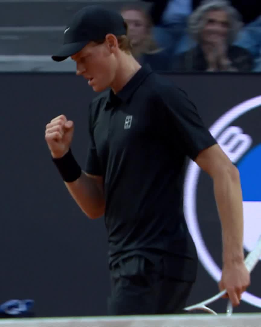 Jannik Sinner hits a GORGEOUS drop shot against Ofner in Rome. Impeccable return that landed right at Ofner’s feet and pushed him back. Perfectly disguised drop shot that barely falls over the net. It doesn’t get better. 🇮🇹🤌