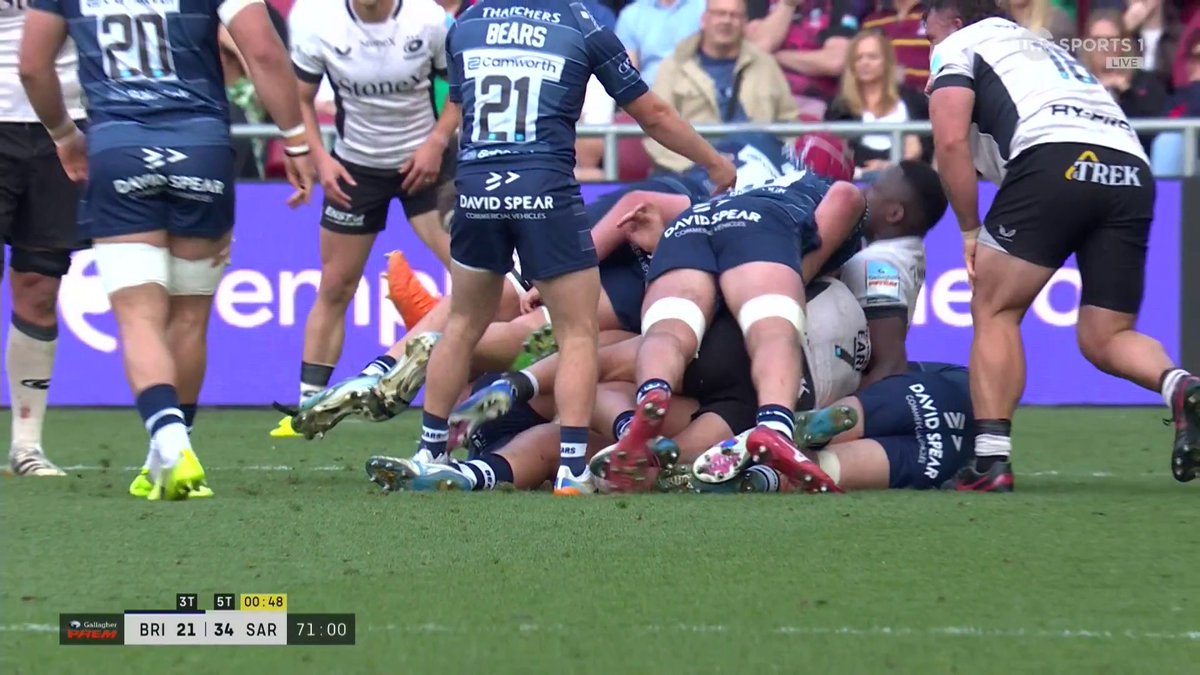 🗣️ "I think he's won the lottery!" 👀 A collision of heads in the ruck, but Joe Batley escapes with no further action. Right decision? 📺 Stream TNT Sports on HBO Max