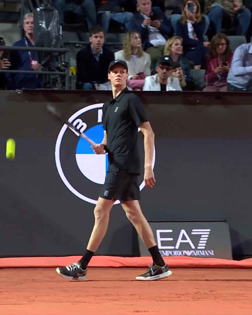 Just the World No.1 keeping himself entertained during a slight delay 😆 #IBI26