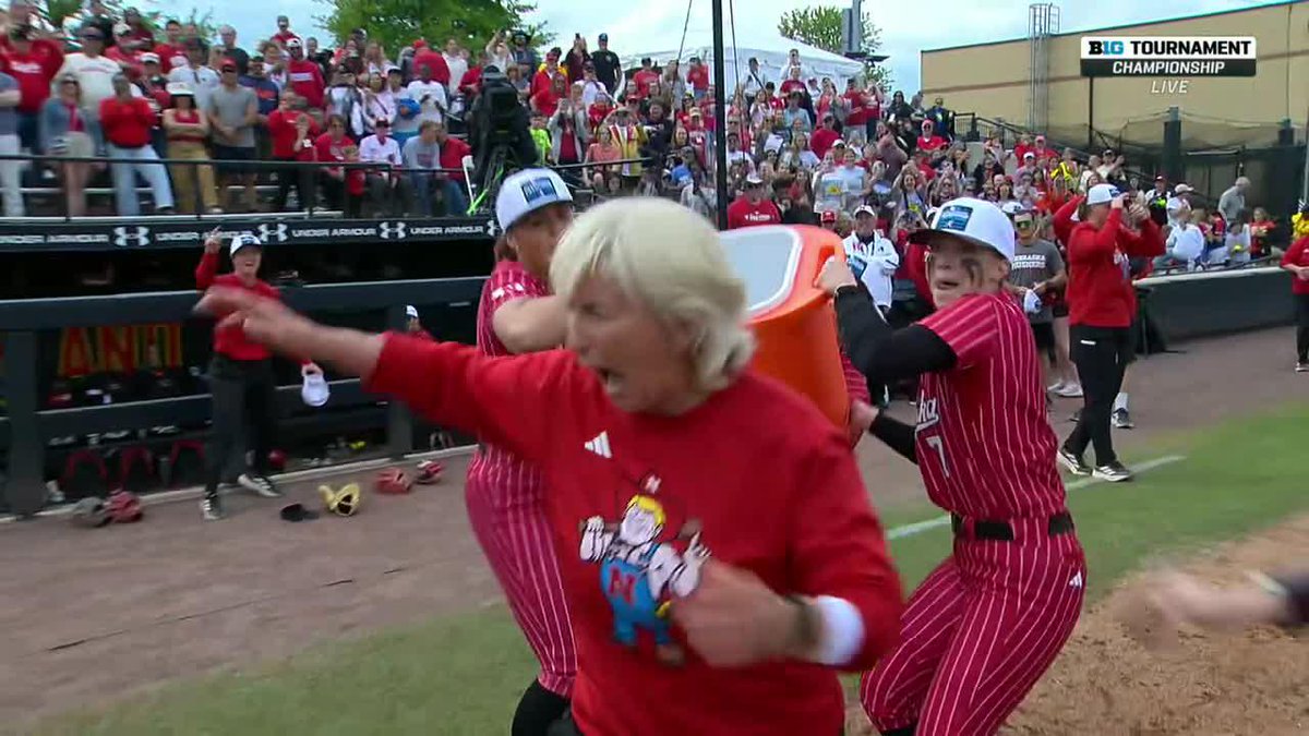 A well-deserved championship shower for Nebraska Softball HC Rhonda Revelle 🚿🏆😆