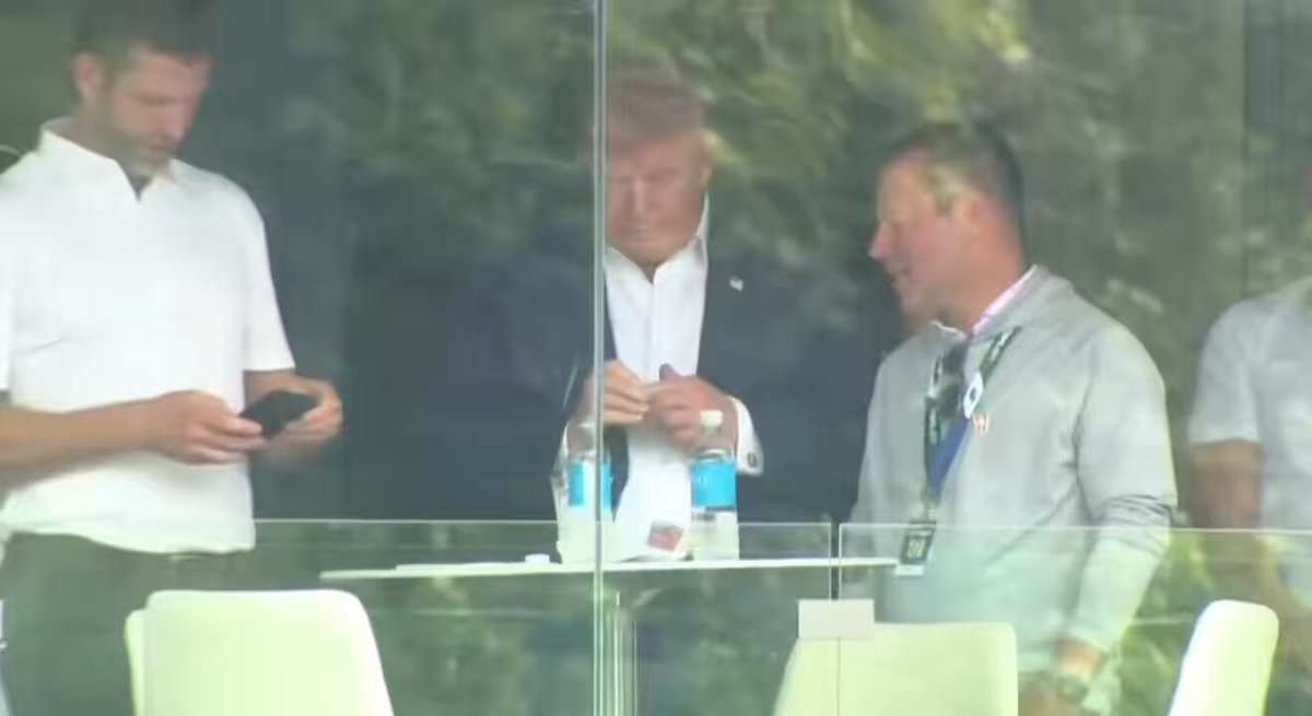 🚨 NOW: A high energy President Trump is SPOTTED with Eric Trump this weekend for the LIV Golf tournament — hosted at the Trump National golf course in northern Virginia The man of the hour! 🔥 He just so happens to be in Virginia, where MAGA scored a BIG WIN yesterday in redistricting, infuriating Hakeem Jeffries 😂 Full steam ahead!