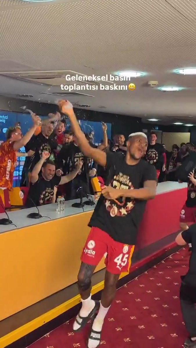 Victor Osimhen kendinden geçiyor 😅