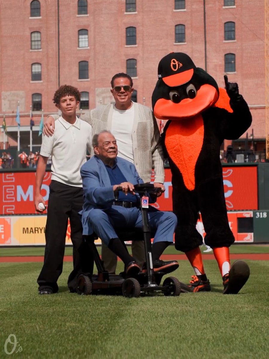 Truly honored to have Ambassador Andrew Young & family throw out today's ceremonial first pitch, as the Orioles celebrate Negro Leagues Day here at The Yard 🙏