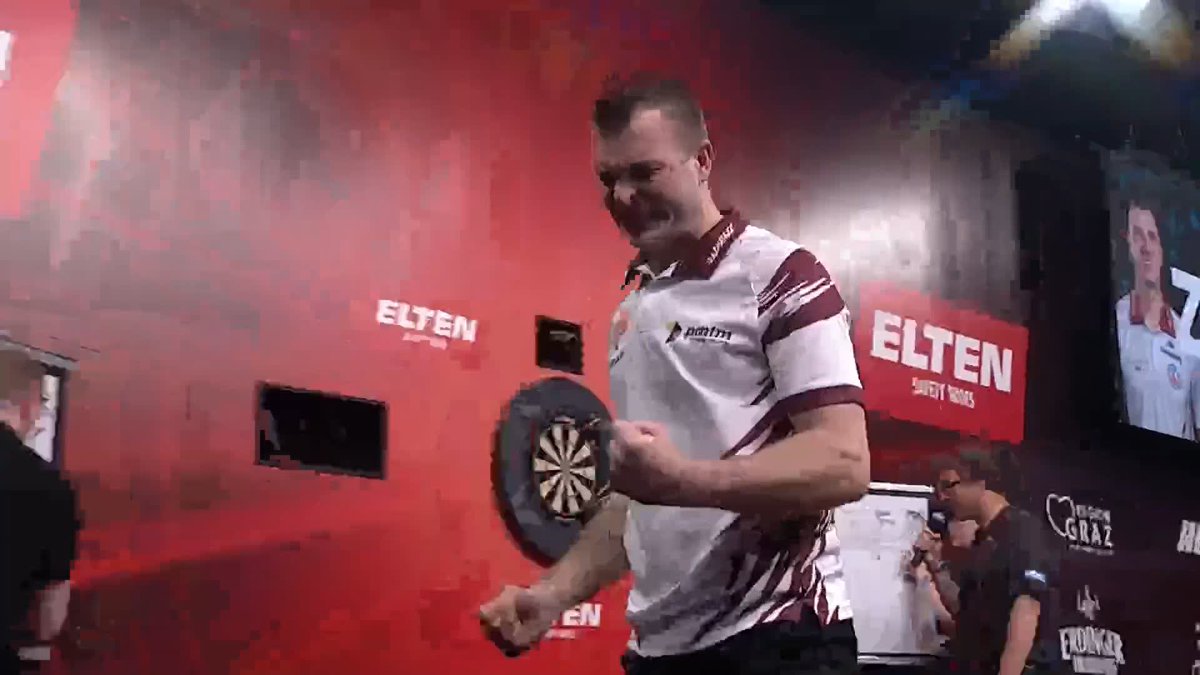 RAZMA STUNS VAN VEEN! Madars Razma produces the first upset of the evening, as the Latvian sends Gian van Veen home for the third consecutive time in round two! 📺 #ET6
