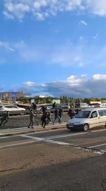 🎥 Incidentes a la finalización del partido con seguidores del Real Zaragoza y del Real Valladolid en el parking del Carrefour obligaron a cargas policiales 🚨 A estas horas se mantiene vigilancia policial en varias zonas de Valladolid