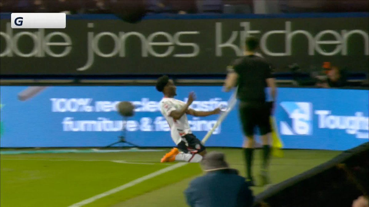 Amario Cozier-Duberry's beauty gives Bolton the lead against Bradford 🤩