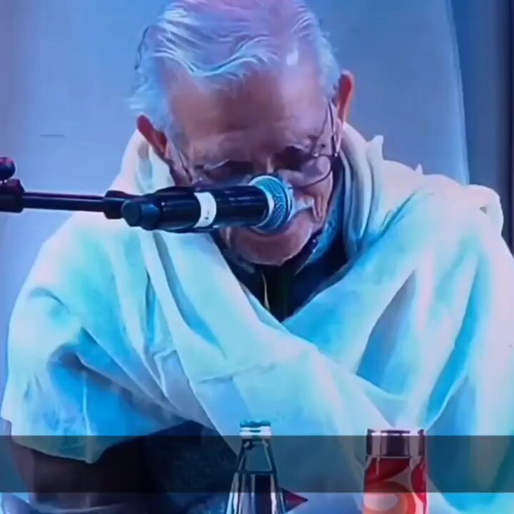 तुझको पहचानूं भी कैसे तुझे देखा ही नहीं है ढूंढा करता हूं तुझे अपने ही चेहरे में कहीं। ~गुलज़ार सा'ब🌷