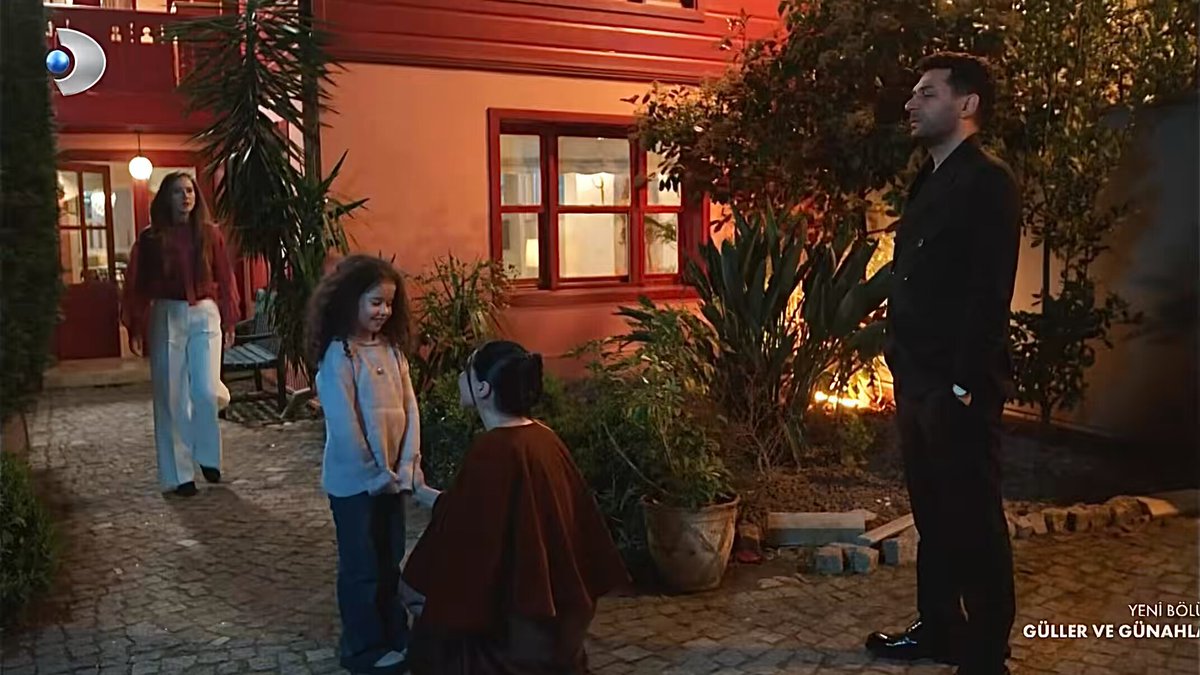 Ne karısını ezdiriyor ne de Berrak ile konuşurken göz kontağı kuruyor, Serhat Tecer yine adamlık dersi verdin ayak üstü.👏🏻 #GüllerveGünahlar #ZeySer