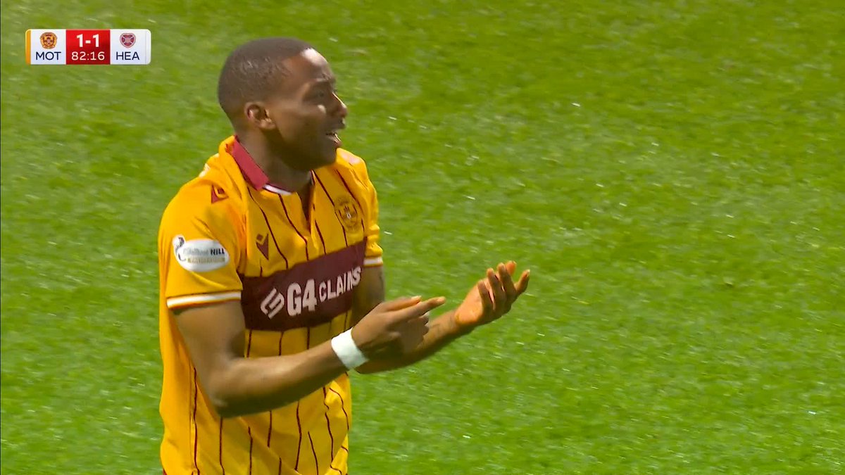 🎙️ "I think he's looking for it" Tawanda Maswanhise wanted a penalty for Motherwell against Hearts but play again continues ⤵️