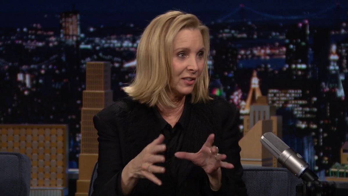 “Some kiss ass.” -Lisa Kudrow when asked which FRIENDS cast member was the first to jump in the fountain during the opening credits 😭 #FallonTonight