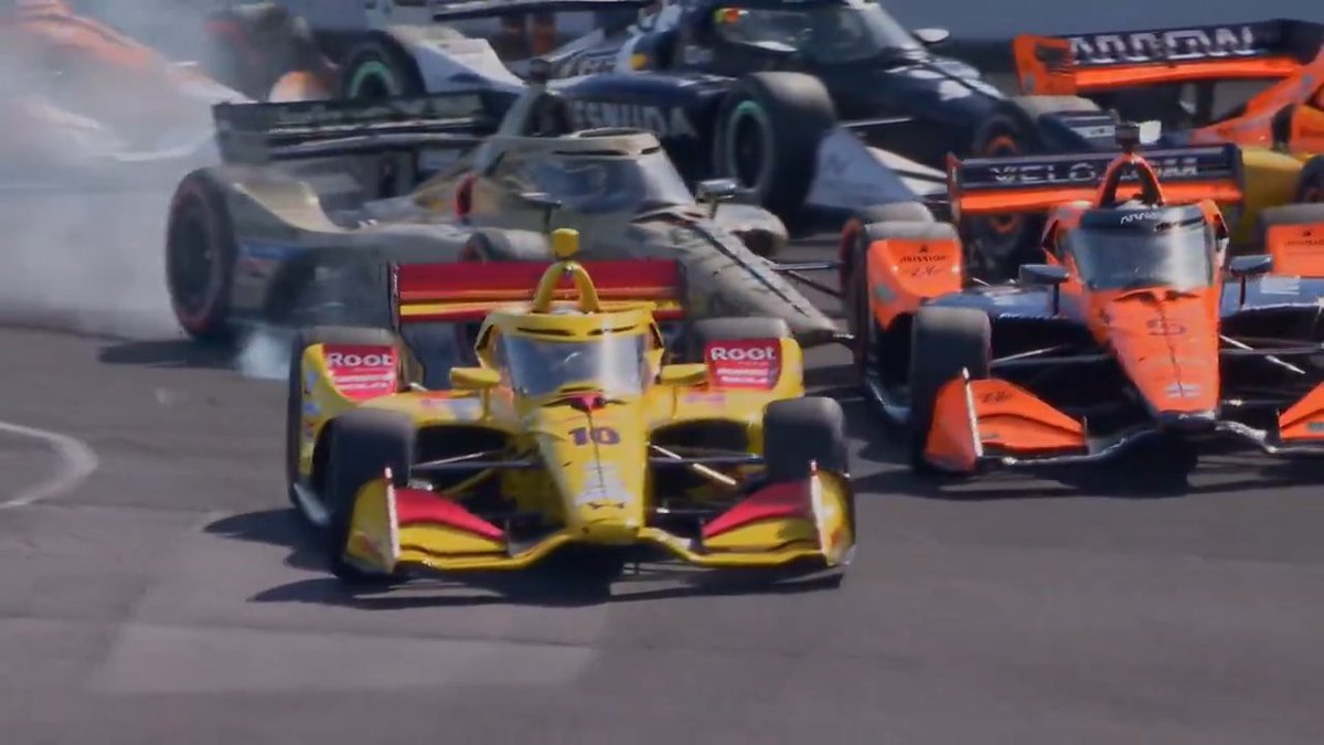 DESASTRE en la largada del Indy GP! Ya se empezaron a pegar antes de la verde...Pato, Dixon, Veekay y Collet entre algunos de los perjudicados. #IndyCar #IndyGP