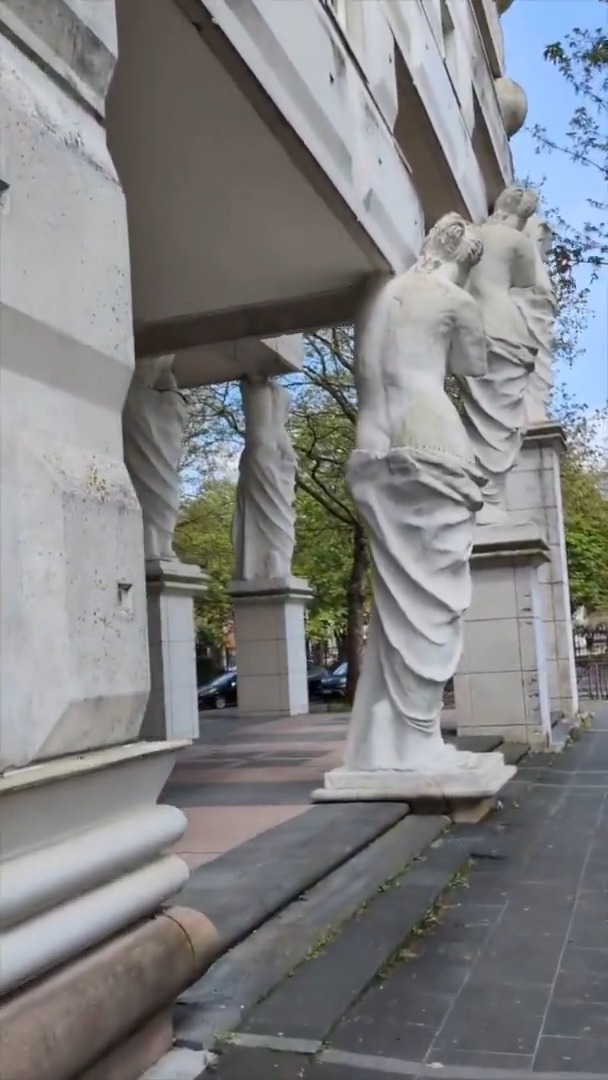 18 giant Venus de Milo caryatids carrying two apartment blocks in Guyancourt, France. Postmodern madness or genius? Designed by Manuel Núñez Yanowsky. What do you think?