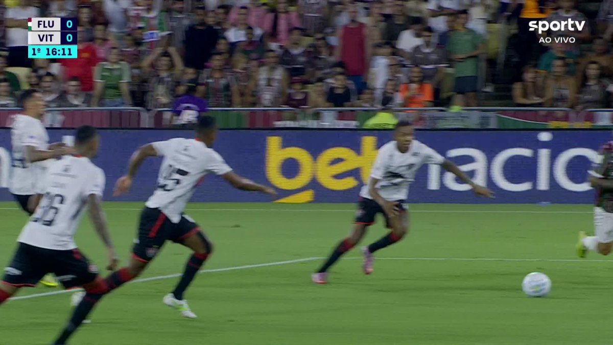 Fluminense pediu penalidade nesse lance, mas a arbitragem mandou seguir. O que achou, torcedor?