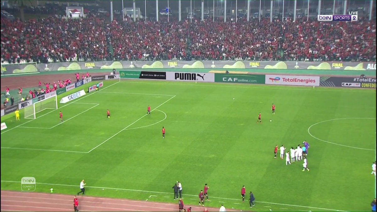 دراما حتى آخر ثانية في نهائي الكونفدرالية الافريقية 👀 الحكم ألغى هدفا للزمالك في الدقيقة 93، ثم عاد إلى تقنية الفيديو واحتسب ركلة جزاء لاتحاد العاصمة سجل منها الهدف مع طرد للزمالك