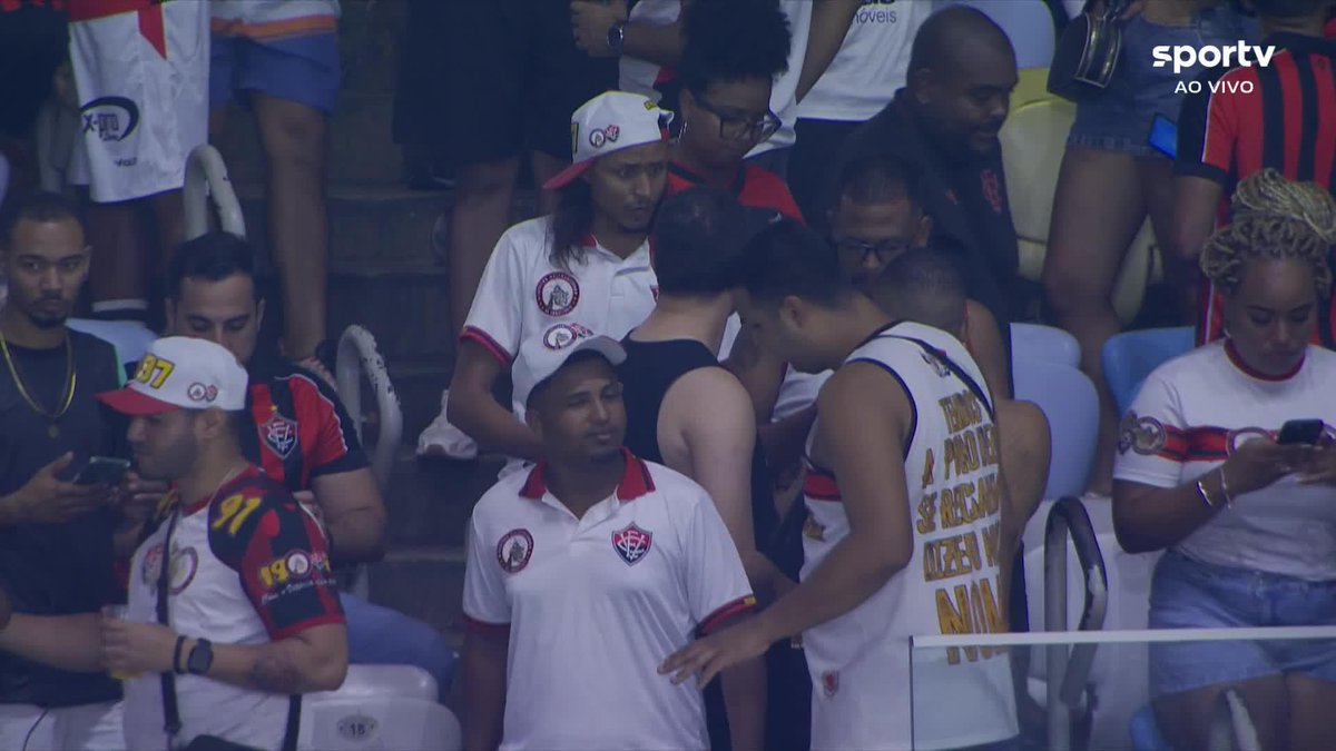 Zé Vitor, jogador do Vitória, comentou sobre a atuação da arbitragem no jogo contra o Fluminense: "O gol né (do Fluminense), não pode falar nada. Foi falta ele não deu falta. A gente não pode falar nada, senão ainda toma punição" 📽️sportv / ge