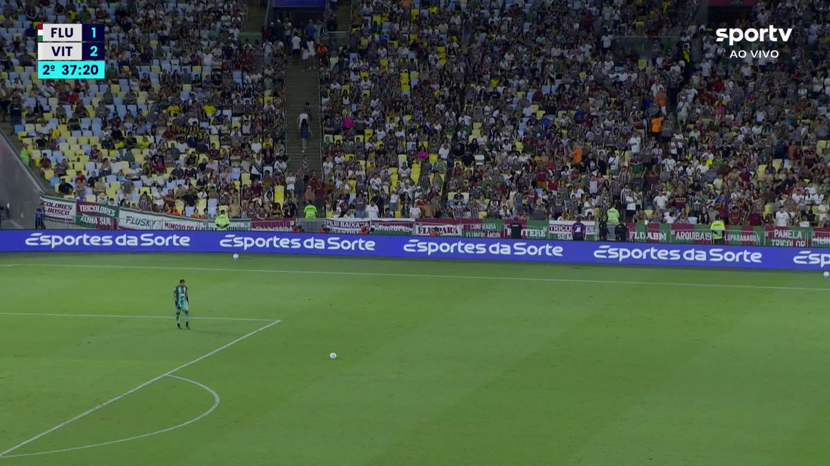 Vaias e gritos de "burro" da torcida do Fluminense para o técnico Zubeldía. 🎥 sportv | ge