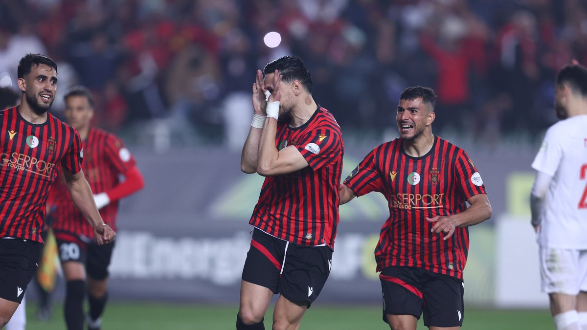 🚨🇪🇬🇩🇿 واحدة من أكثر اللحظات الجنونية في كرة القدم.. نادي الزمالك تقدم في الجزائر بهدف حاسم في الدقيقة الأخيرة ولكن قرر الحكم الغاء الهدف بعد مراجعة تقنية الفار واحتساب ضربة جزاء لصالح اتحاد العاصمة الجزائري لينتصر اتحاد العاصمة بهدف في آخر دقيقة 🤯🔥