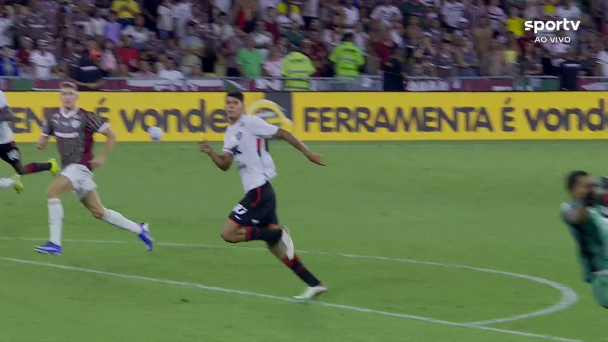 O gol de Serna, que empatou para o Fluminense no fim do jogo contra o Vitória. 🎥 sportv | ge