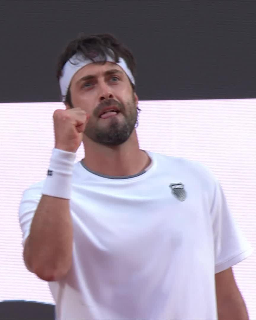 despite losing to a player ranked OUTSIDE the t100, Shelton gives a respectful handshake + eye contact to chair umpire