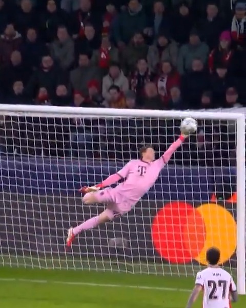 Manuel Neuer prestes a se aposentar, e o Bayern tem mais um psicopata debaixo das traves. O futuro está em boas mãos: Jonas Urbig.