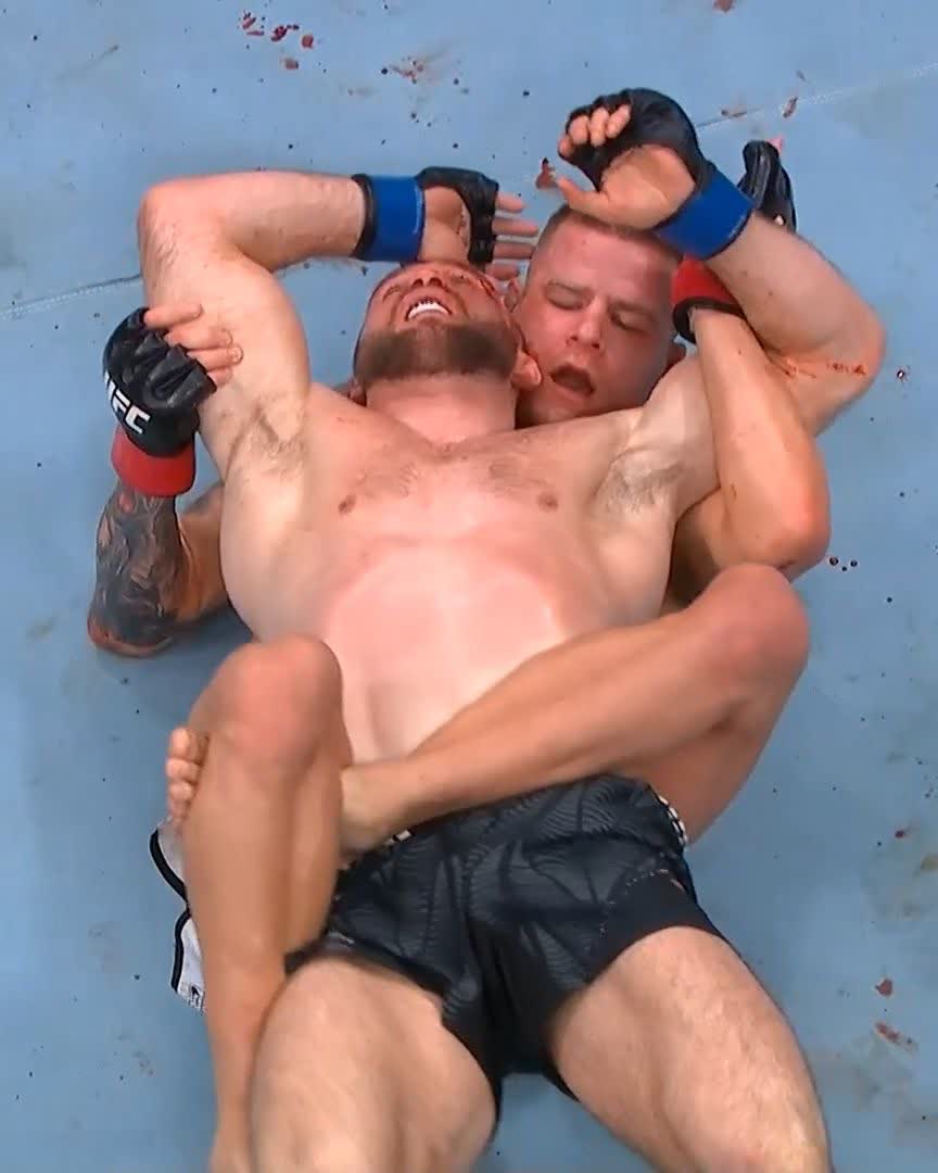 Battled through the adversity 💪 @DawsonGrant20y1 secures the late submission victory at #UFC328! [ LIVE NOW on @ParamountPlus ]