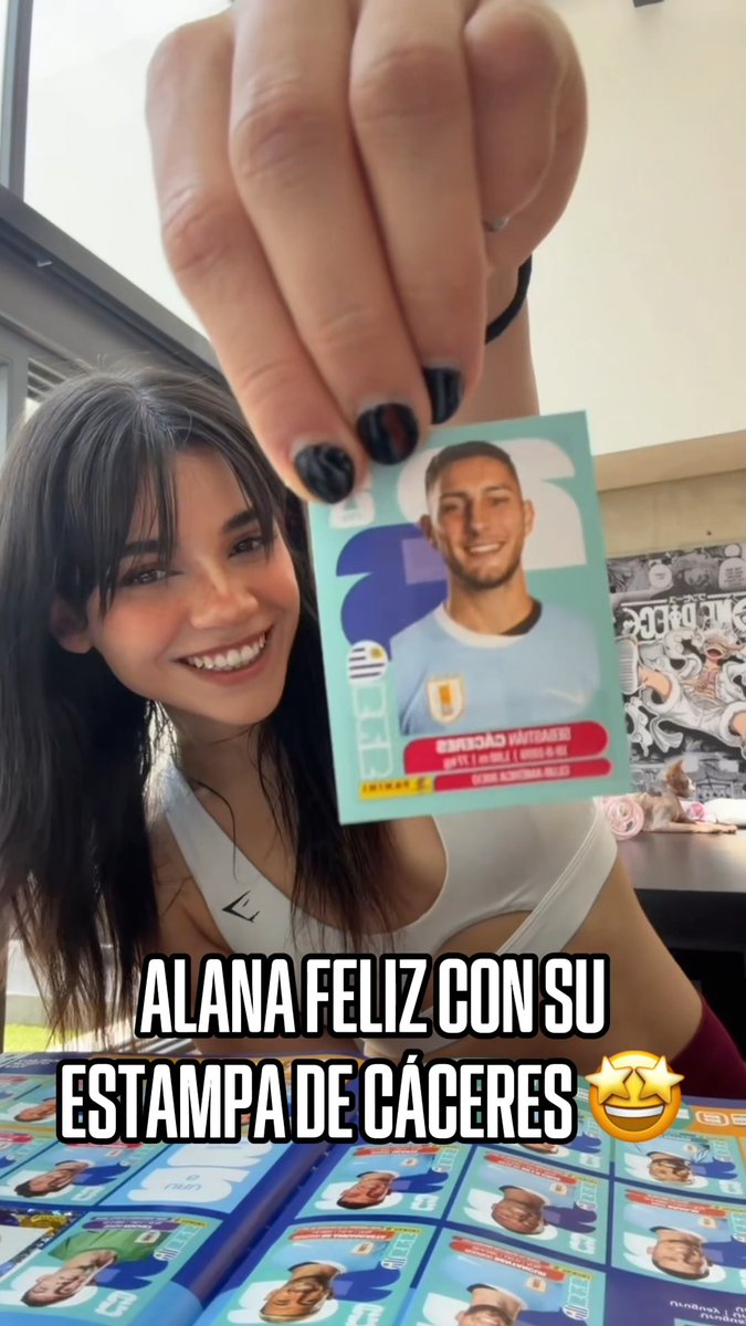 ORGULLOSA DE SU NOVIO 🥹 🥰 Alana presumió cómo pegaba la estampa de su novio en su álbum.