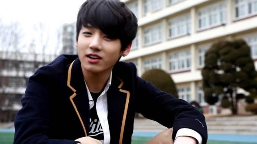 Todos os BTS terminaram o E.M e são graduados em universidades em suas respectivas áreas escolhidas, aliás o Jin já estava cursando Estudos Cinematográficos e Artes na renomada Universidade Konkuk na época de estreia do bts