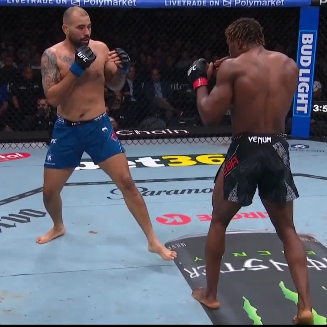 BOOM 💥 Qu’est-ce que Ateba Gautier a dans les mains ? 😳 #UFC328