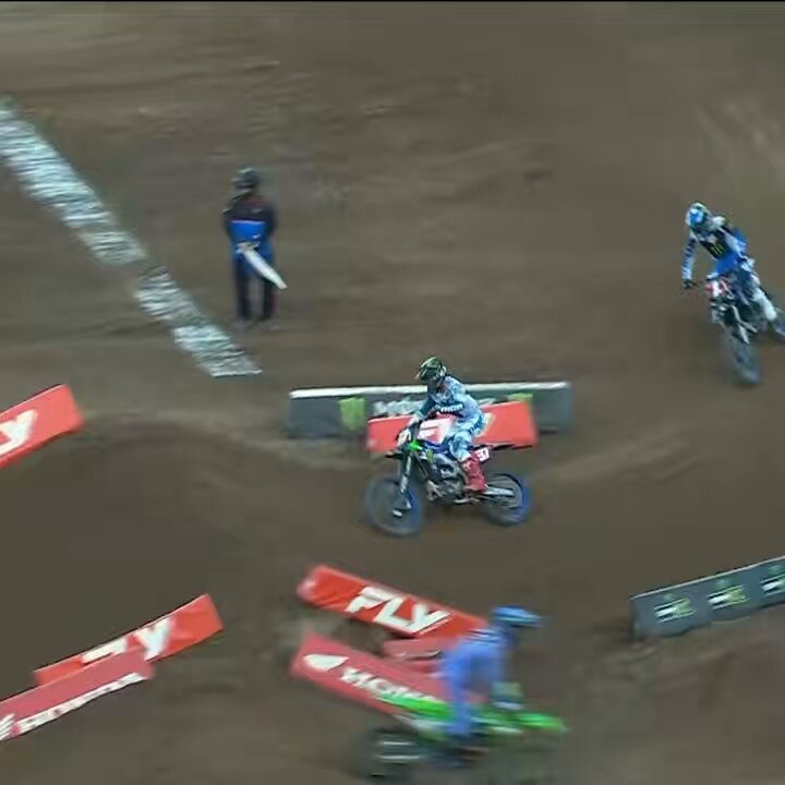 DEEGAN GOES DOWN WHILE TRYING TO PASS COLE! 💥 #SupercrossLIVE #SMX #Yamaha
