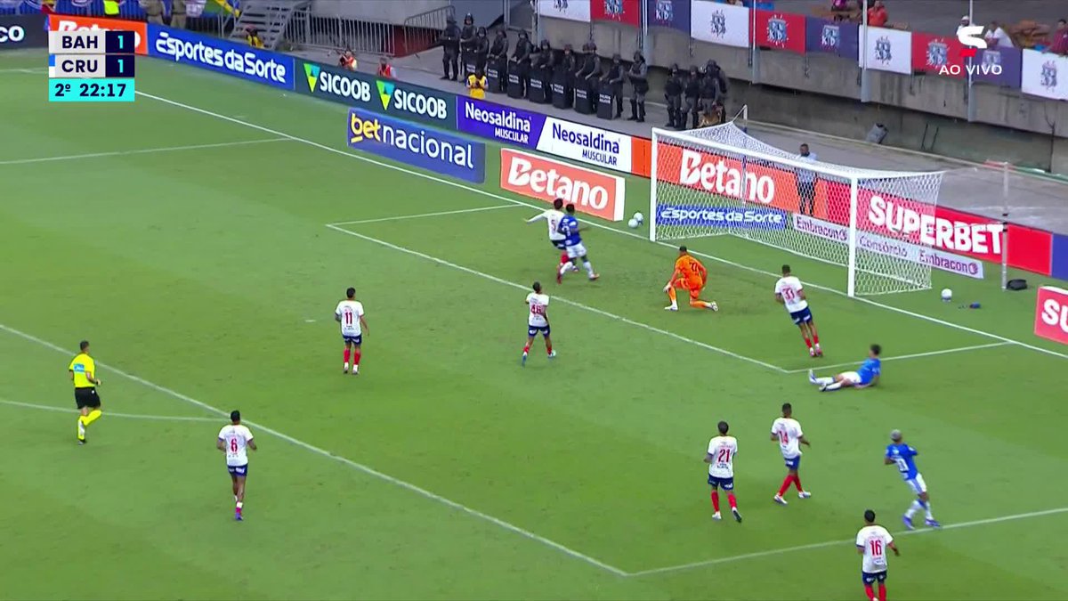AÍ NÃO, KAIO JORGE! Matheus Pereira encontra Kaio Jorge, que finaliza com perigo, mas bola passa rasteira à direita do gol do Bahia. #cruzeiro #bahia #brasileirão #kaiojorge #ge