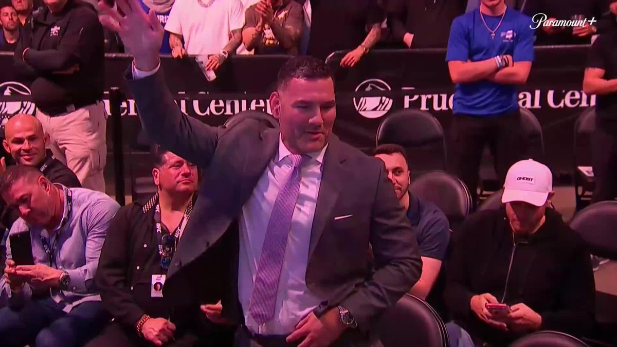 Ex-campeão peso-médio do UFC, 🇺🇸 Chris Weidman foi introduzido ao Hall da Fama do UFC. Um dos maiores da divisão. O homem que parou Anderson Silva. Um carrasco de brasileiros. Entrou pra história. Merecido.