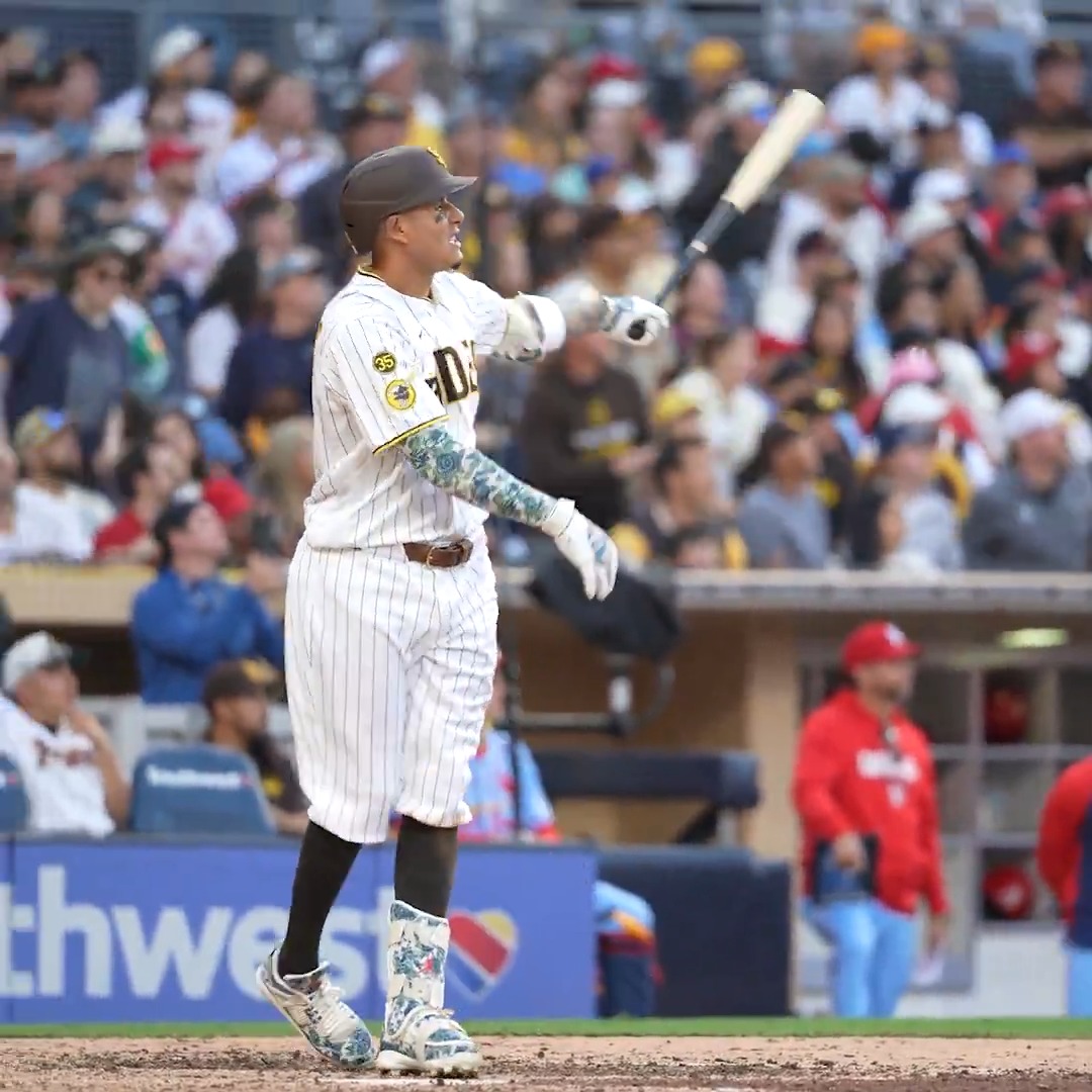Manny Machado's 200th home run in a San Diego Padres uniform 💪