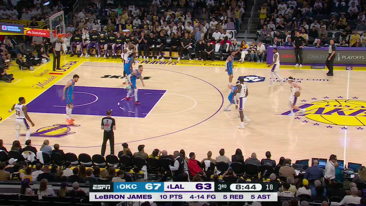 LeBron wasn't happy with this no-call 😯 Chet with the easy slam on the other end ‼️