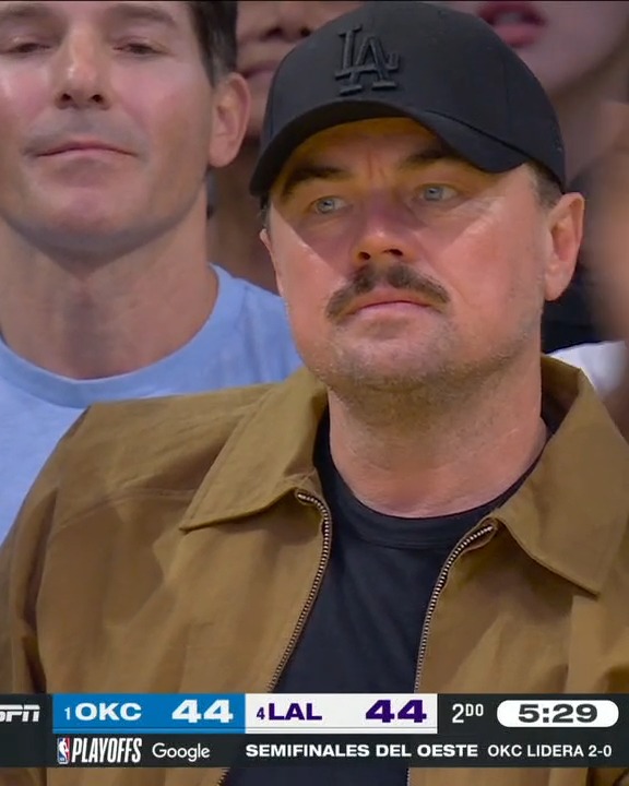 Leonardo DiCaprio después de ese triple de LeBron James: 🙂‍↕️🙂‍↕️🙂‍↕️