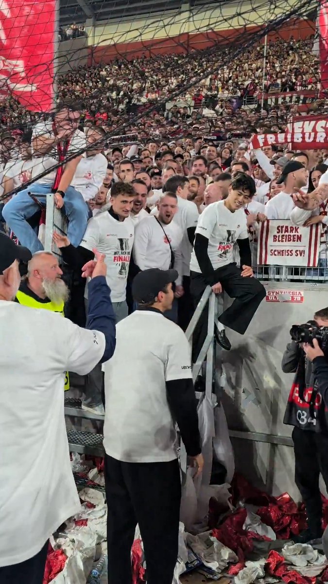 ／ 歴史的快挙！スタンドに広がる歓喜の輪✨ ＼ フライブルクは悲願の #UEL 決勝進出を決め、選手たちがスタンドでファンと交流🤩 負傷欠場中の🇯🇵鈴木唯人も共に、サポーターと喜びを分かち合った🔥 #WOWOWでEL #サッカー熱も頂点へ