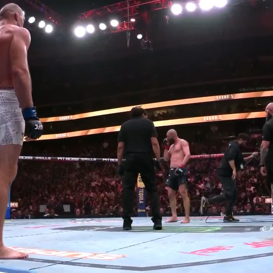 دانا وايت يقول هذي ثاني اكبر عداوة بتاريخ الـ(UFC) ههههههههههههههه الاصلع هذا ما يبطل كذب وتهاويل