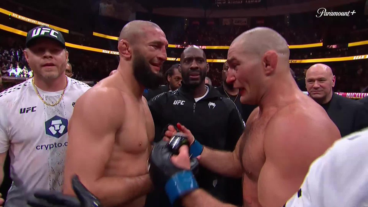 🇺🇸 Sean Strickland vence 🇦🇪 Khamzat Chimaev por decisão dividida (47-48, 48-47 e 48-47) pelo UFC 328. Aos 35 anos, Strickland se torna o primeiro homem a vencer Chimaev e reconquista o cinturão peso-médio do UFC. Histórico.