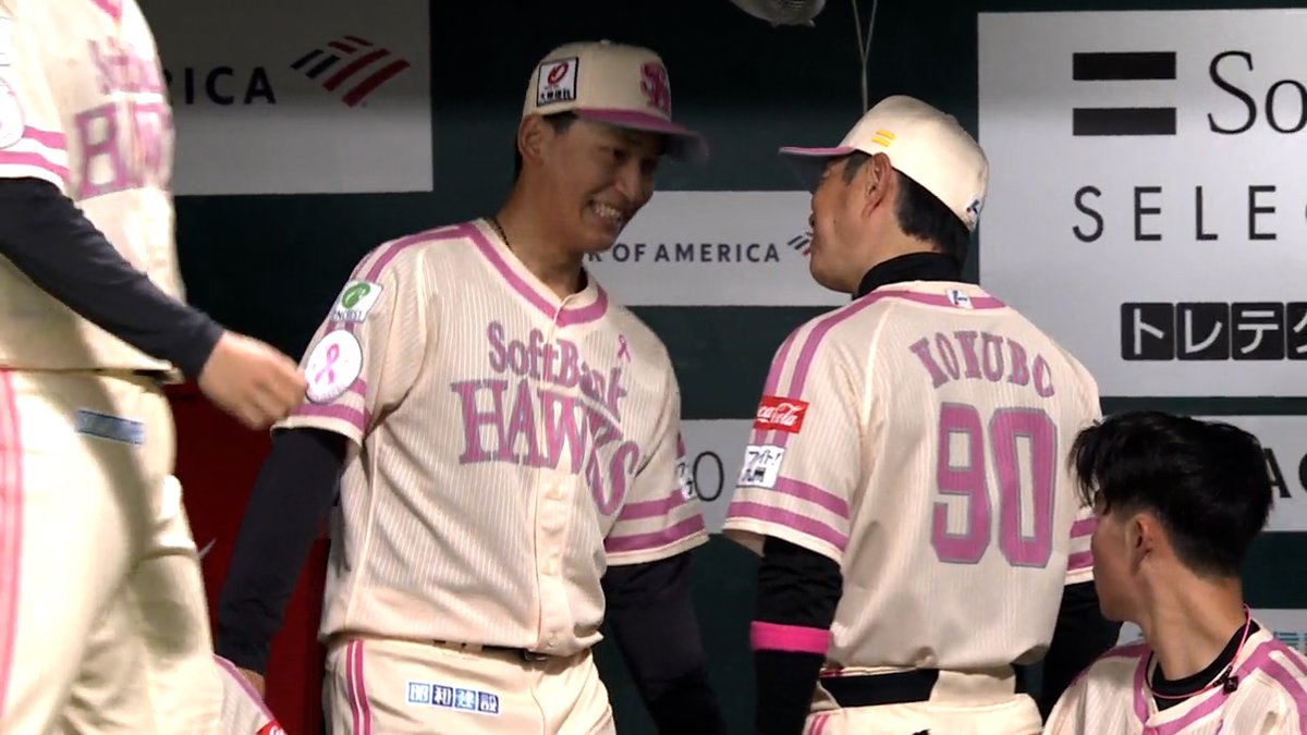 #前田悠伍 ピンチを渾身のストレートで切り抜ける👊 勝ち投手の権利を掴み、後ろに託す✨ ベンチでは #小久保監督 から「ひやひやさせるなよ～」と言葉をもらいながらも笑顔でグータッチ🤝 #sbhawks #ベースボールLIVE で配信中[初月無料]