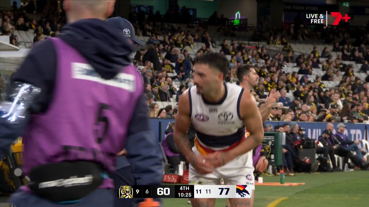 "Izak Rankine's just stretching both hamstrings... the doctors and physios are trying to work out whether it's worth the risk for him to come back on and play for the rest of the game." 🗣️ Tom Morris on Izak Rankine