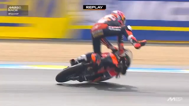 Both Carpe and Morelli have now gone down 🤯 The 97 rejoins immediately 💪 #FrenchGP 🇫🇷