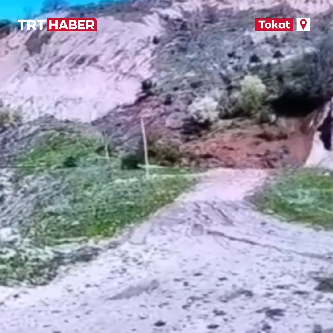 Tokat'ın Reşadiye ilçesinde meydana gelen heyelan anı.