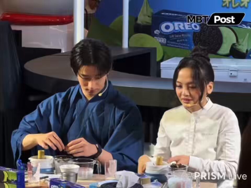 🦈: (licks his finger with leftover oreo) 👥: (reported it to the chef) 🙎🏻‍♀️: 😂 💭: what happened? 🙎🏻‍♀️: student reported that the teacher secretly ate snacks in class 💭: which teacher? 🙎🏻‍♀️: this teacher 😂 🦈: no i didn’t na~ 🥺 EST IN MATCHA MOOD #OreoMatchaHousexEst #est_rvp