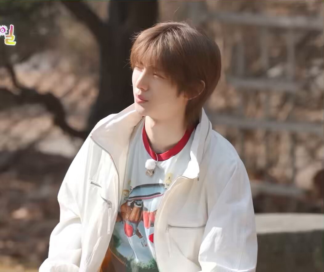 🐶 Where is the camera 🐶 Which camera should i looked at? 🐶 Yall don’t have to watch Maknae’s is so cute 😭 abang2nya ga boleh liat dia aegyo 😭😭 #KEONHO #건호 #CORTIS #코르티스