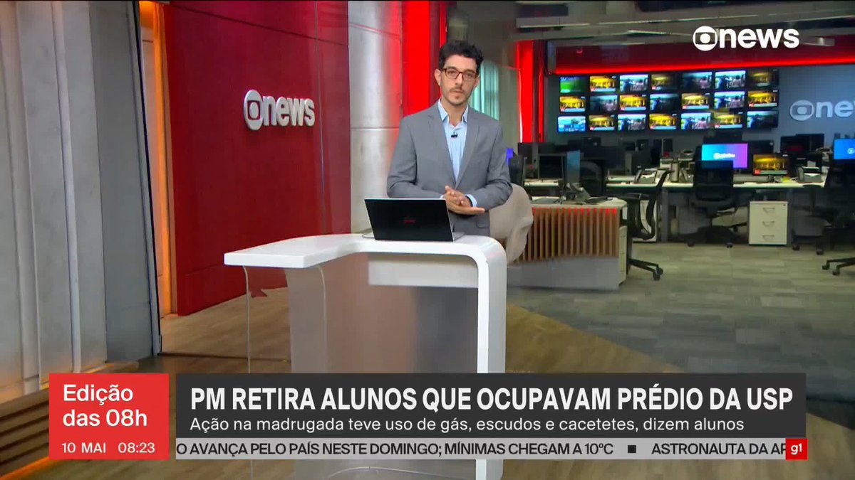 A PM de SP retirou os estudantes que faziam uma ocupação no prédio da reitoria da USP, no campus do Butantã. A ação aconteceu durante a madrugada deste domingo (10) e, segundo os alunos, teve uso de cassetetes, escudos e gás. ➡ Assista: #GloboNews