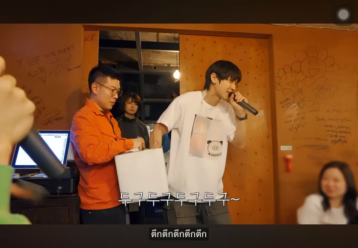 อซมันตีกันอีกแล้ว 555555555555 พชยจับฉลากที่เป็นของขวัญที่เมมเบอร์ช่วยกันออกเงิน แล้วน่าจะจับได้เมมเบอร์วงเลยข้ามจะจับใหม่ คยองซูตะโกนมาว่าก็บอกมาสิว่าใครถ้าเป็นมบก็ให้จับต่อ คนห้ามศึกคือบาดาลี 55555555555555555555