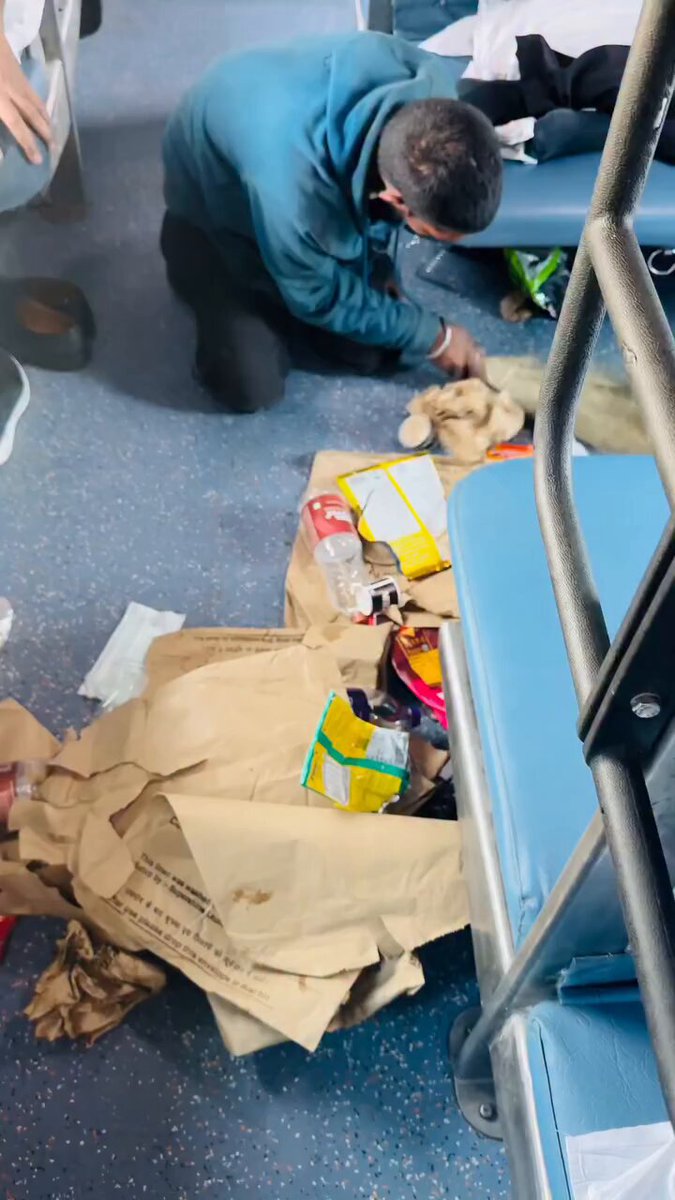 यदि आप ट्रेन में यात्रा कर रहे हैं और यदि आपके कोच में भी इसी तरह से कोई चलती हुई गाड़ी ने साफ सफाई करने आता है तो सावधान रहें, क्योंकि ऐसे लोग चोर होते हैं। गाड़ी की सफाई हमेशा वहां होती हैं जहां उसका गंतव्य होता है या जहां से वह अगली यात्रा की शुरुआत करती है।
