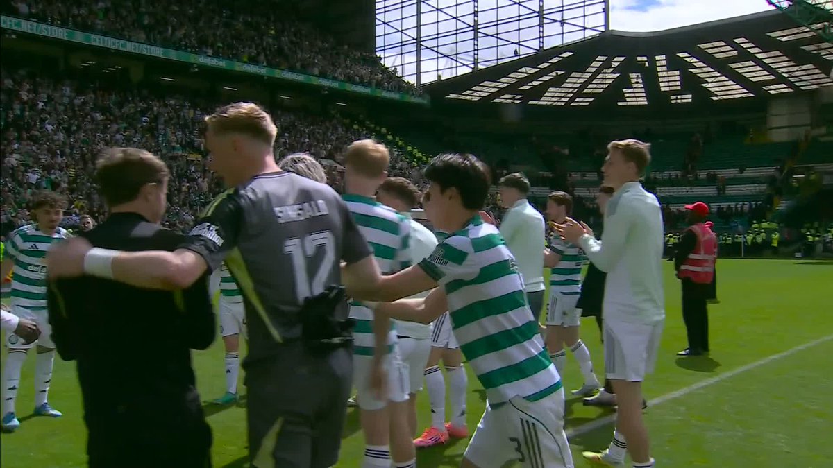 🗣️ “This will give them a huge motivational lift.” Neil Lennon on Celtic’s win over Rangers as the players celebrate with the fans ⤵️