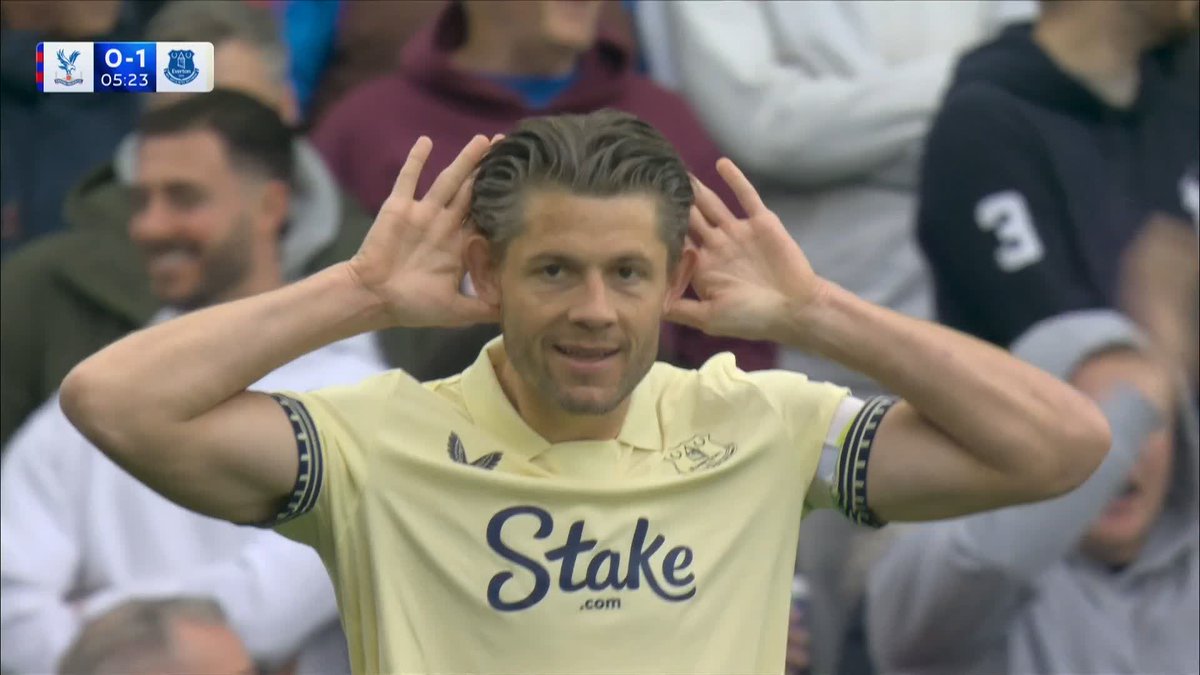 James Tarkowski turns in at the back post and Everton lead Crystal Palace inside six minutes! 🔵